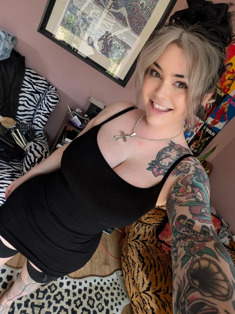 Thumbnail nothing distracts you more than a goth MILF . . . oh wait