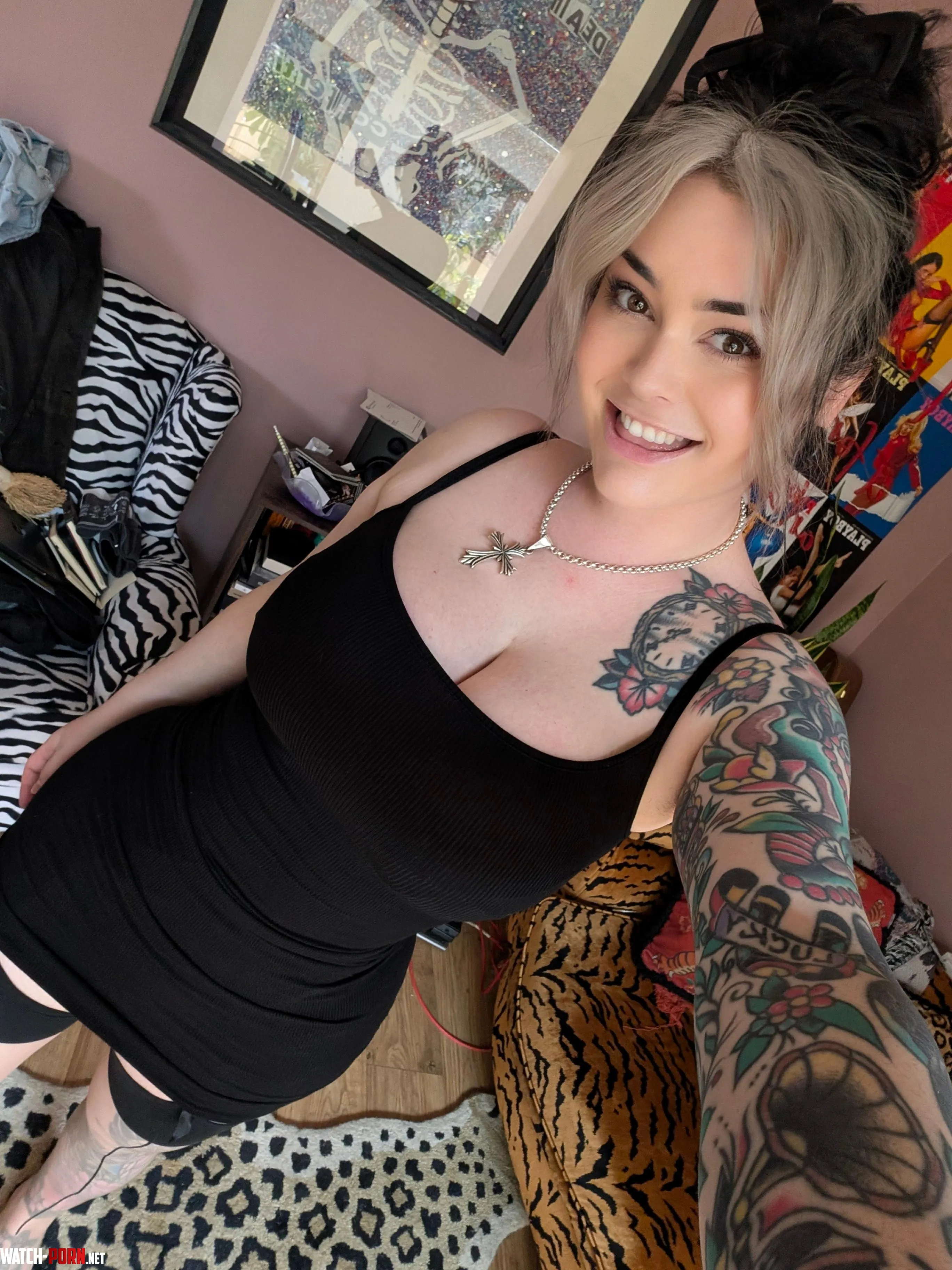 nothing distracts you more than a goth MILF . . . oh wait by mamaplugsx