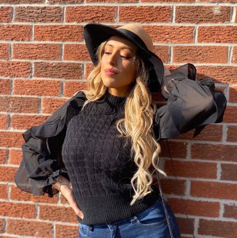 Thumbnail busty with a hat