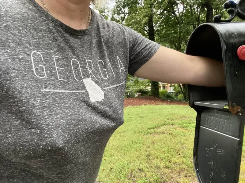Thumbnail Neighborly MILF on the prowl