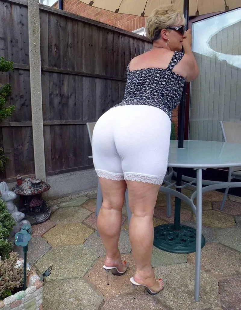 Thumbnail Poolside GILF