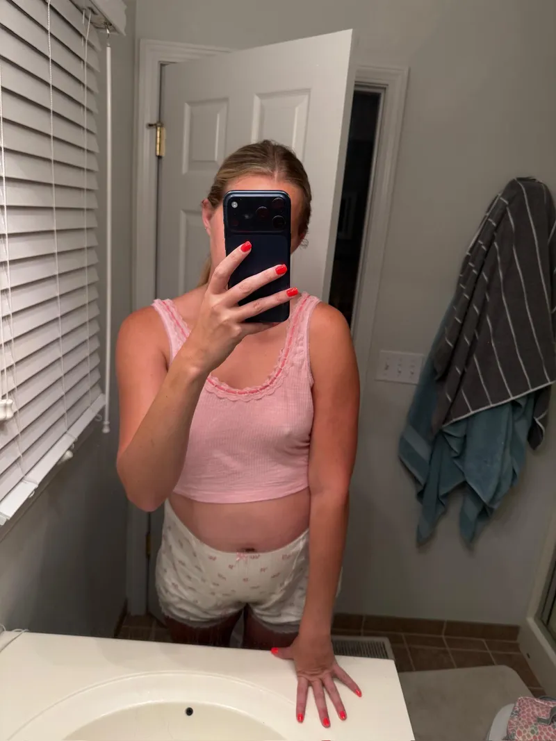 Thumbnail 33 year old milf. No bra.