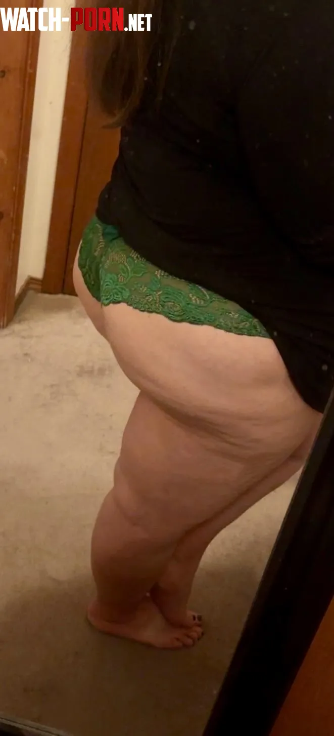(F) My favorite color for hump day 💚 by whenthehubbyisaway