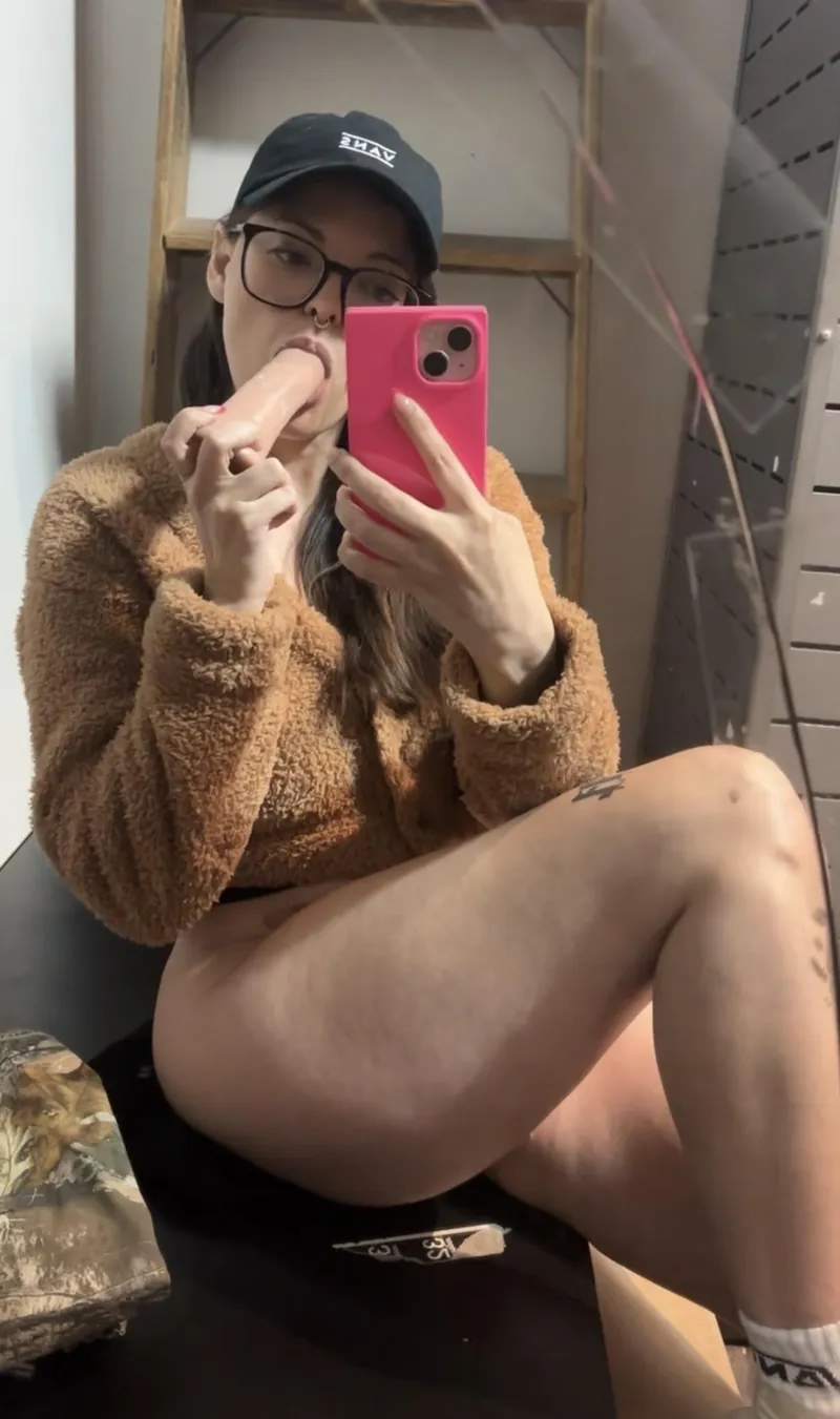 Thumbnail Hopefully the other fitting rooms didn’t hear me playing