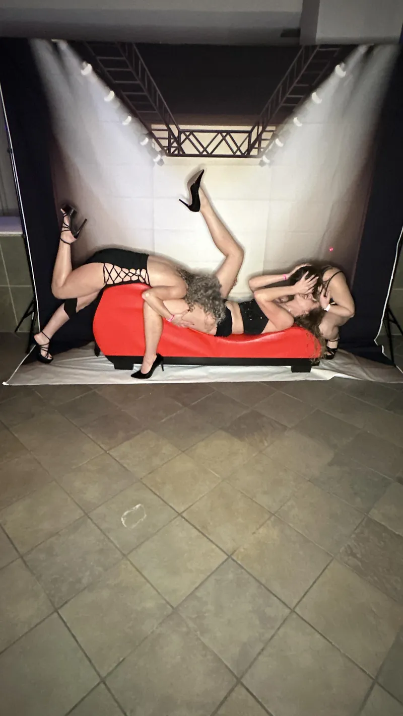 Thumbnail All girl threesome