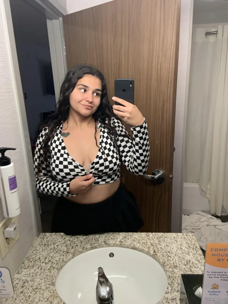 Thumbnail Cleavage under the zipper
