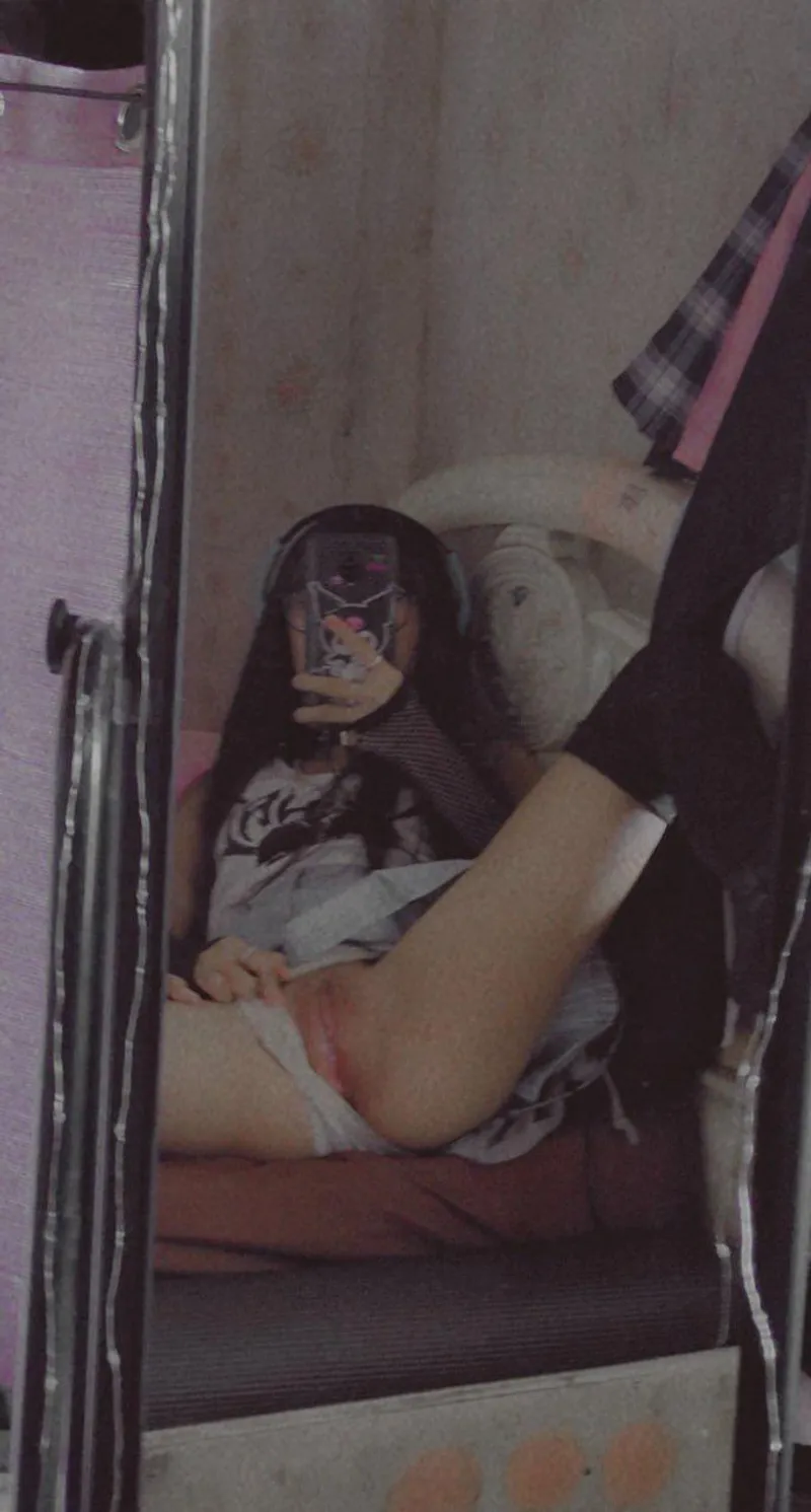 Thumbnail fill up my nerdy pussy please :(