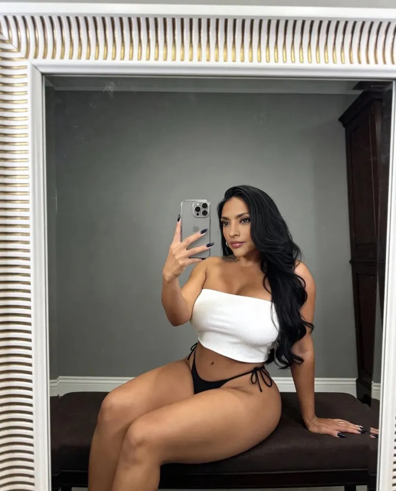 Thumbnail mommy’s thicc thighs are on full display :3