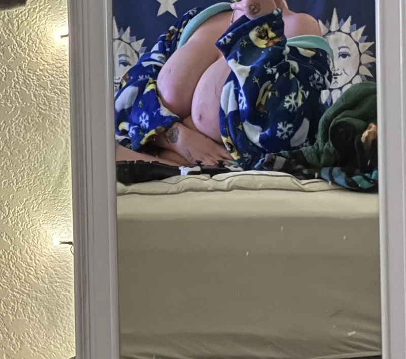 Thumbnail how i’m posted up when my boss walks in my office