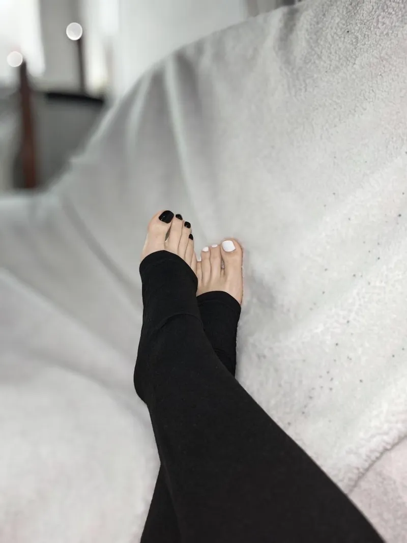 Thumbnail (oc) Black & white pedicure… would you kiss them?