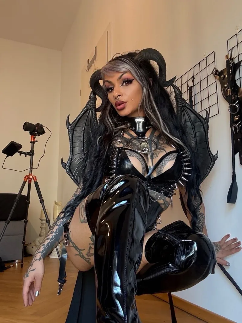 Thumbnail This latex is glued to me, wanna test it?