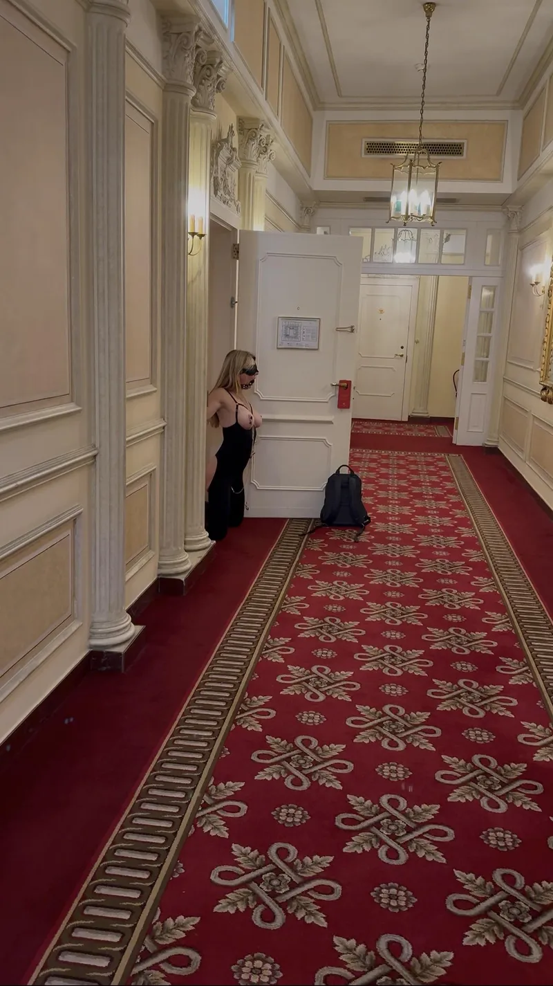 Thumbnail WT[F]? Hubby left me outside hotel room and went off to the bar
