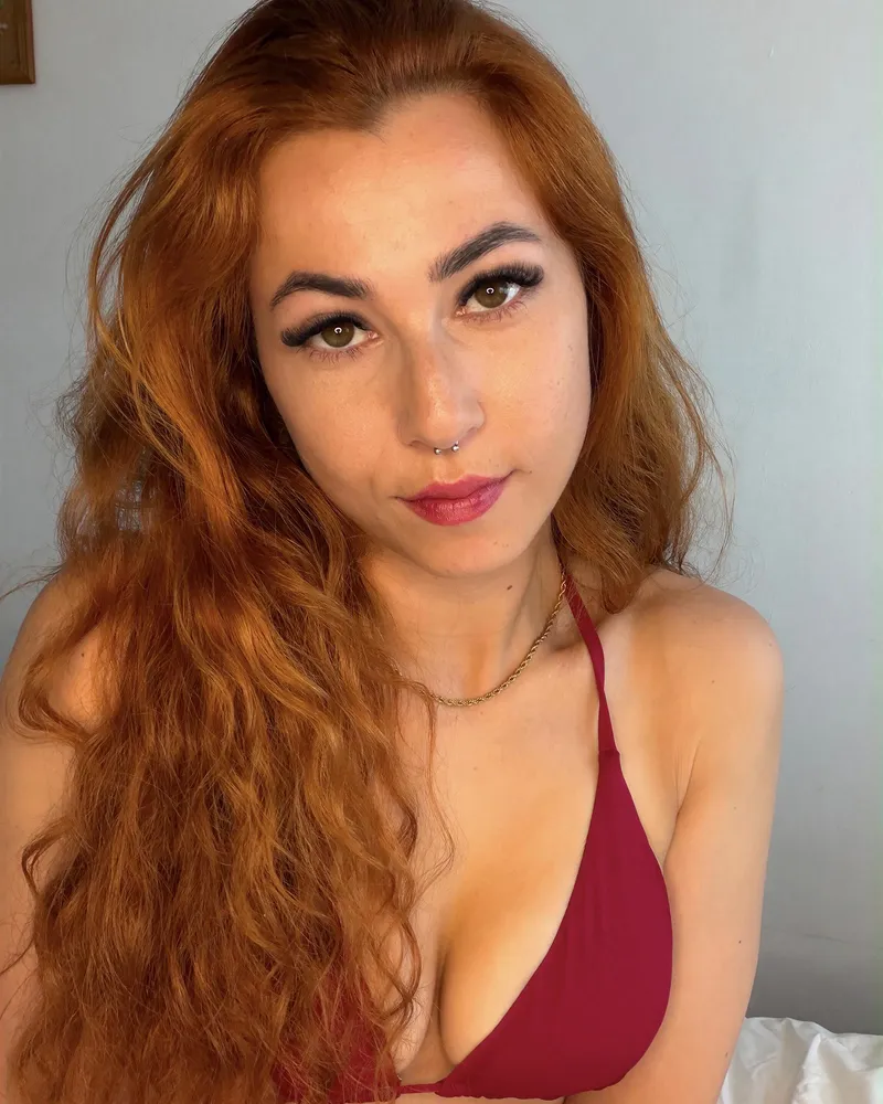 Thumbnail Red hair and a little eye contact 🤭