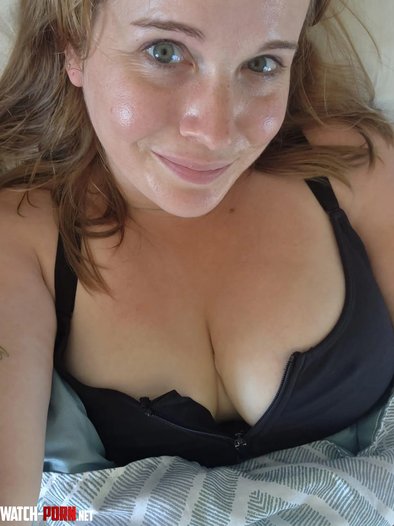 Cleavage tease kinda ish sorta by CJ0031