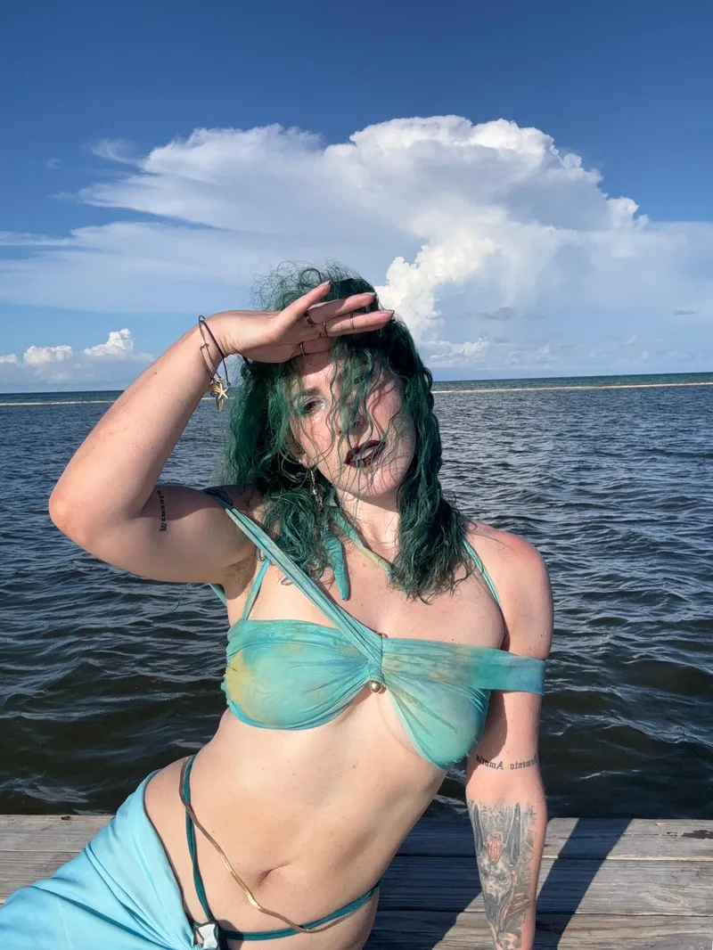 Thumbnail Babe by the sea