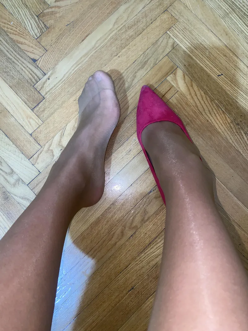 Thumbnail Pantyhose with high heels 👠 or without… which look drives you crazier? 😉🖤 oc