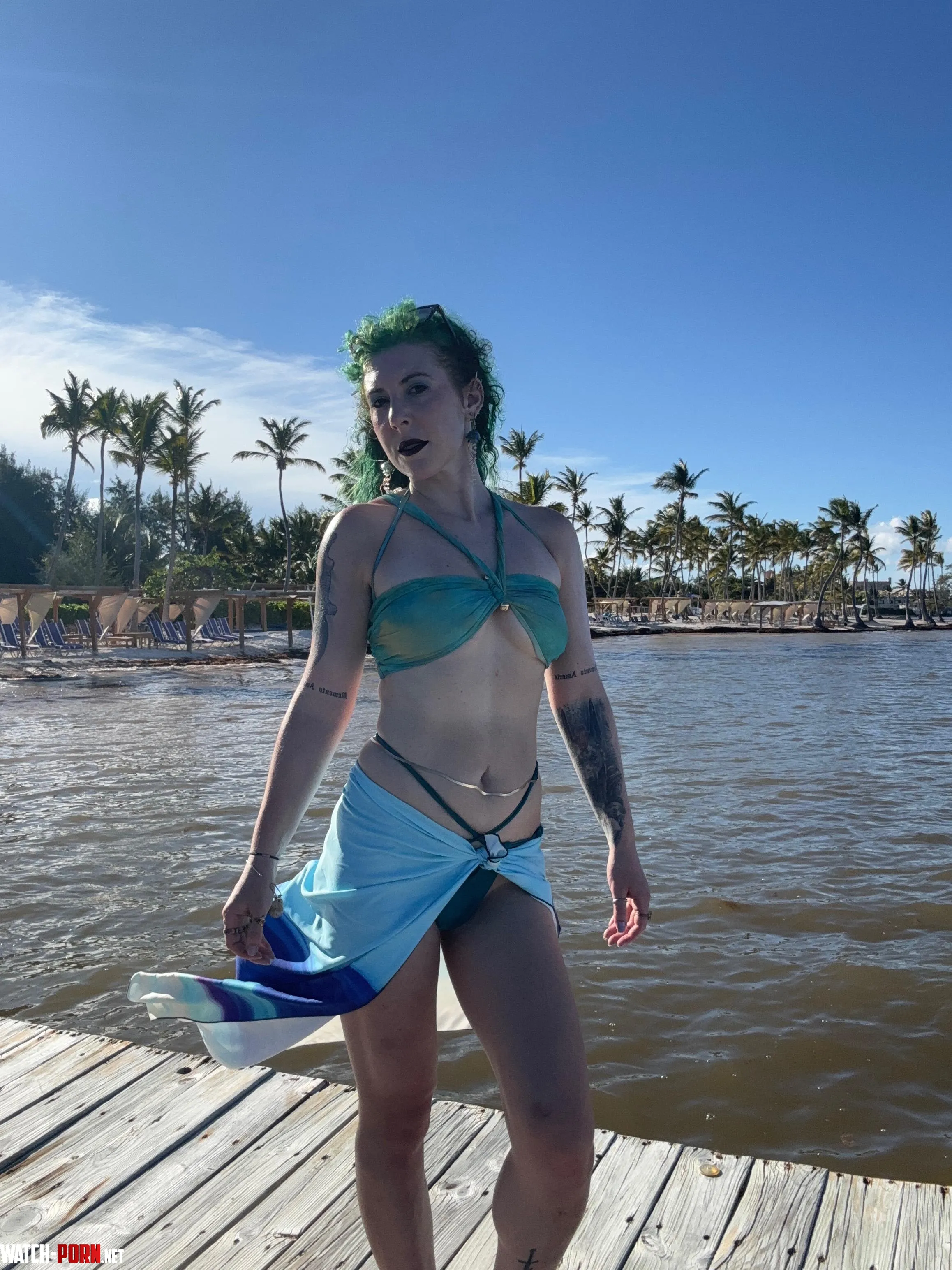 Babe by the beach by sirenskiss3