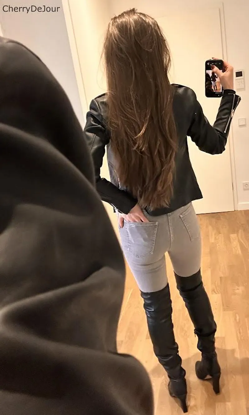 Thumbnail Selfie shot in the mirror before heading out