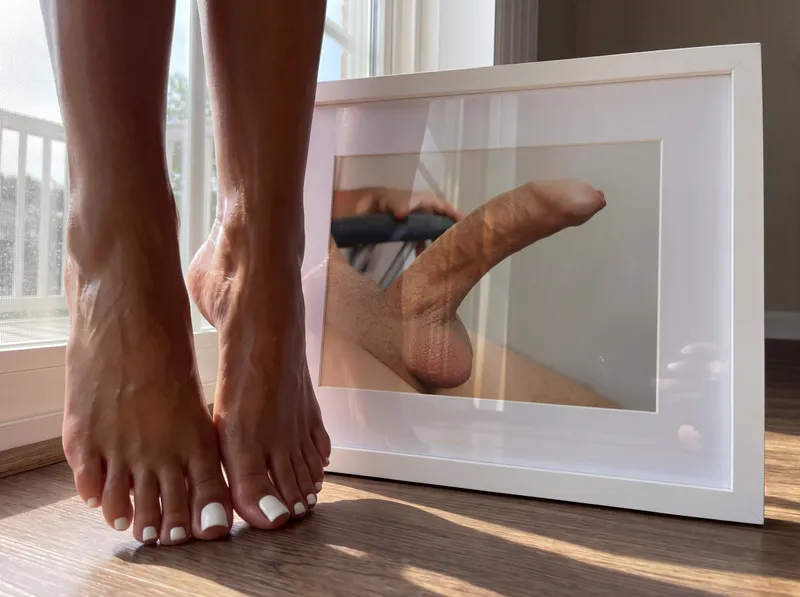 Thumbnail Appreciating a portrait I shot of hubby with my feet! [oc]😍📸