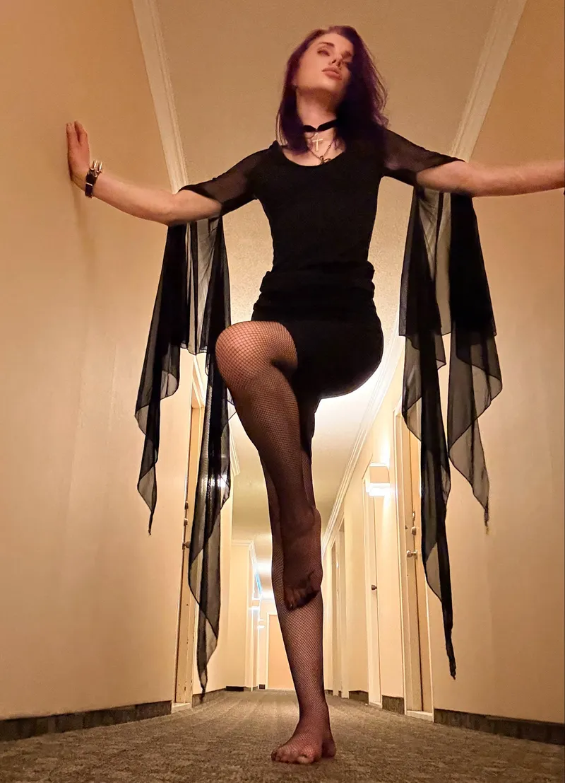 Thumbnail The the legs of a Gothic goddess are really something special😈😍