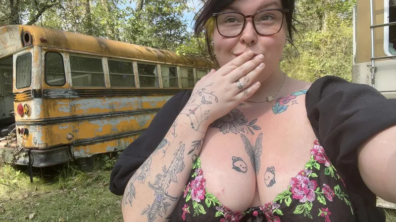 Thumbnail I’m clearly the most dangerous thing in this junkyard. 😇🖤
