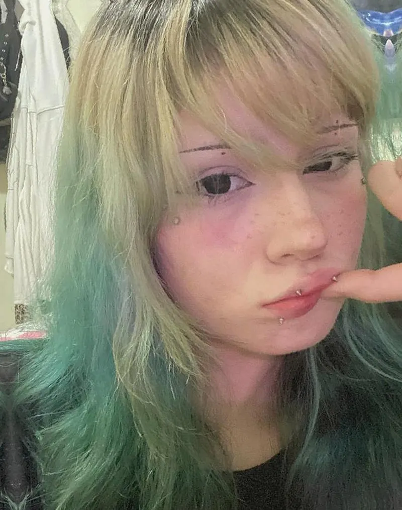 Thumbnail teal hair and boyish face