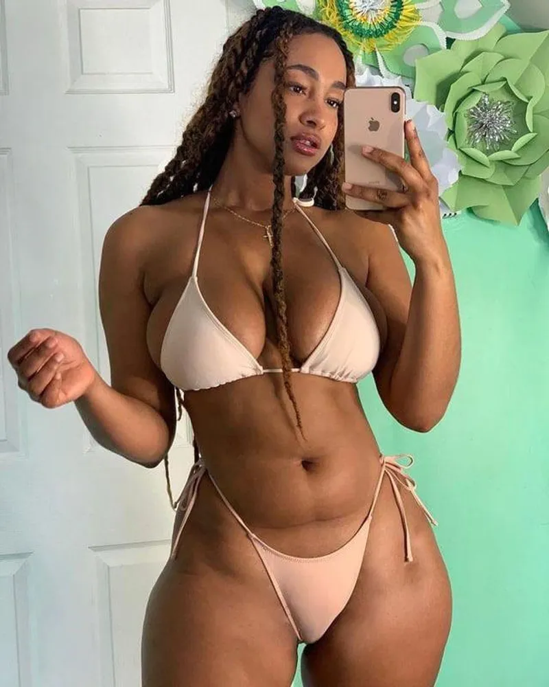 Thumbnail Bikini beauty