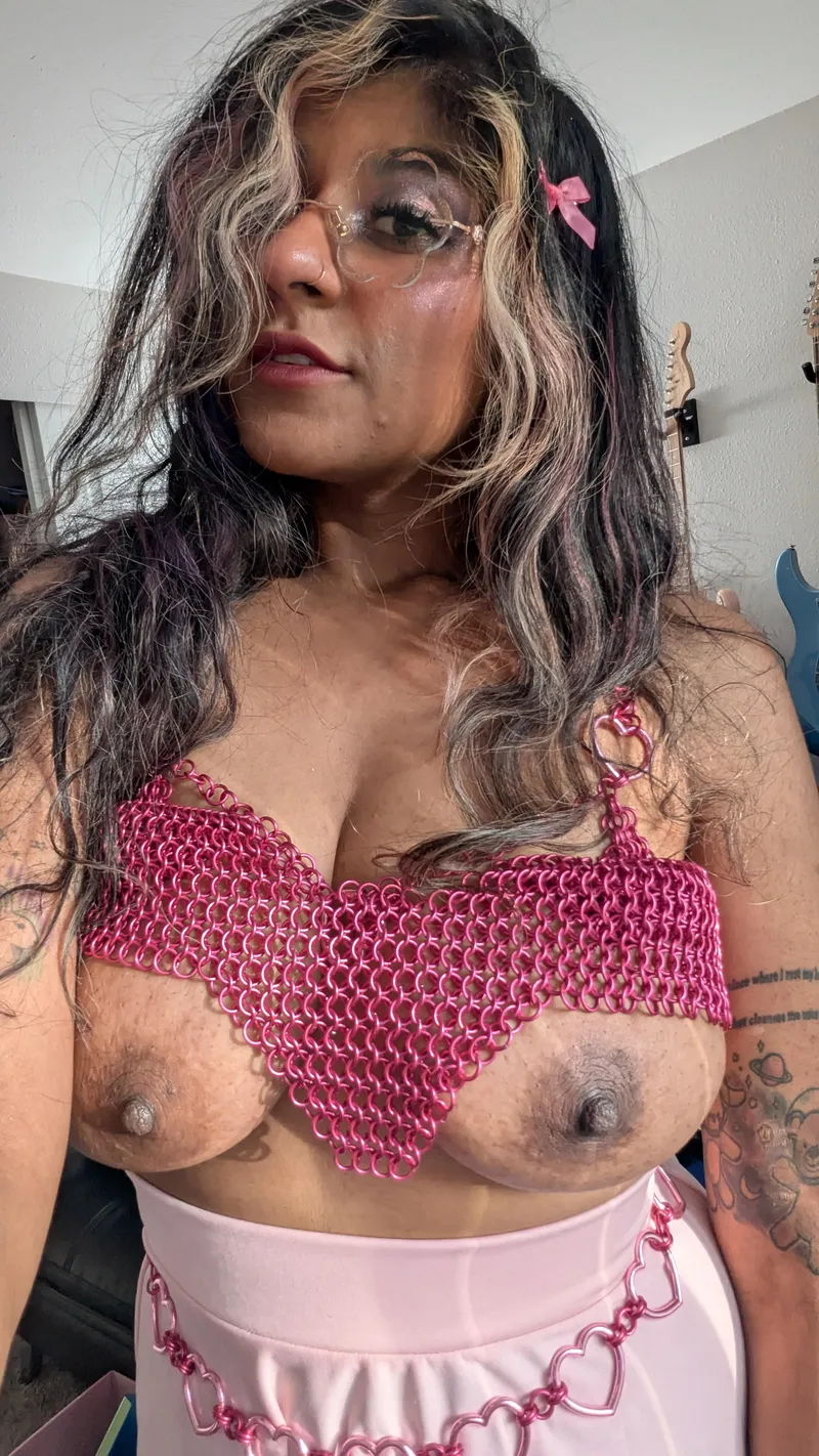Thumbnail pink chainmaille and big tits 🩷🌷