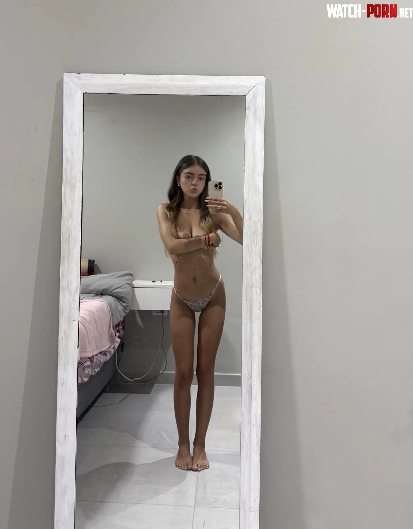 Hope my sexy nerdy body attract older men by xPeachieLovve