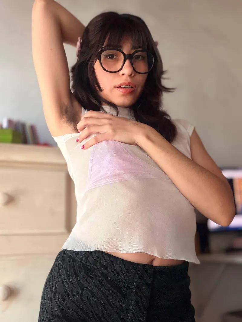 Thumbnail just a girl who never got into shaving 🤭