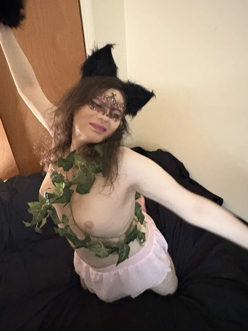 Thumbnail 32 F playful Foxy wrapped in vines 🩷