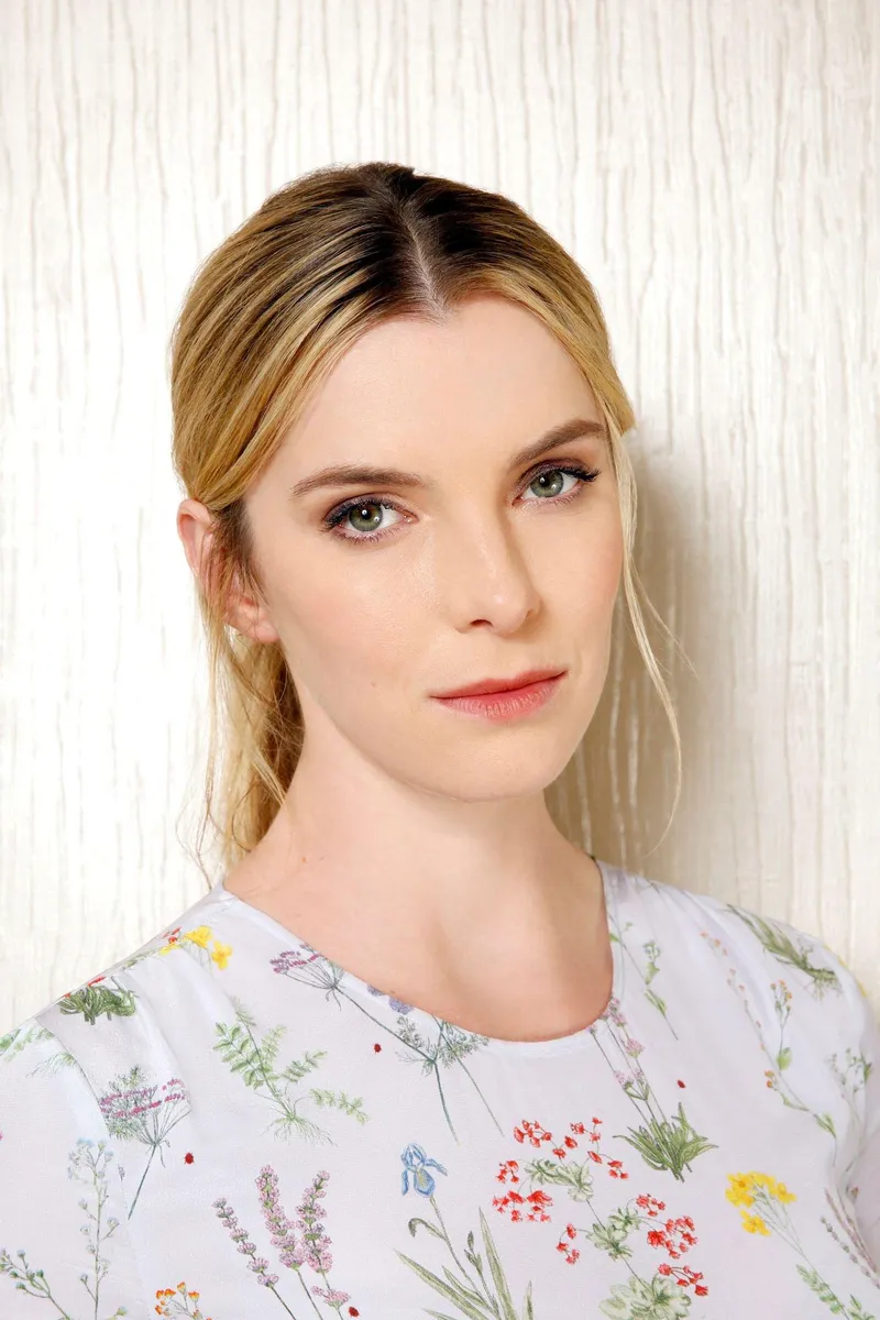 Thumbnail Betty Gilpin