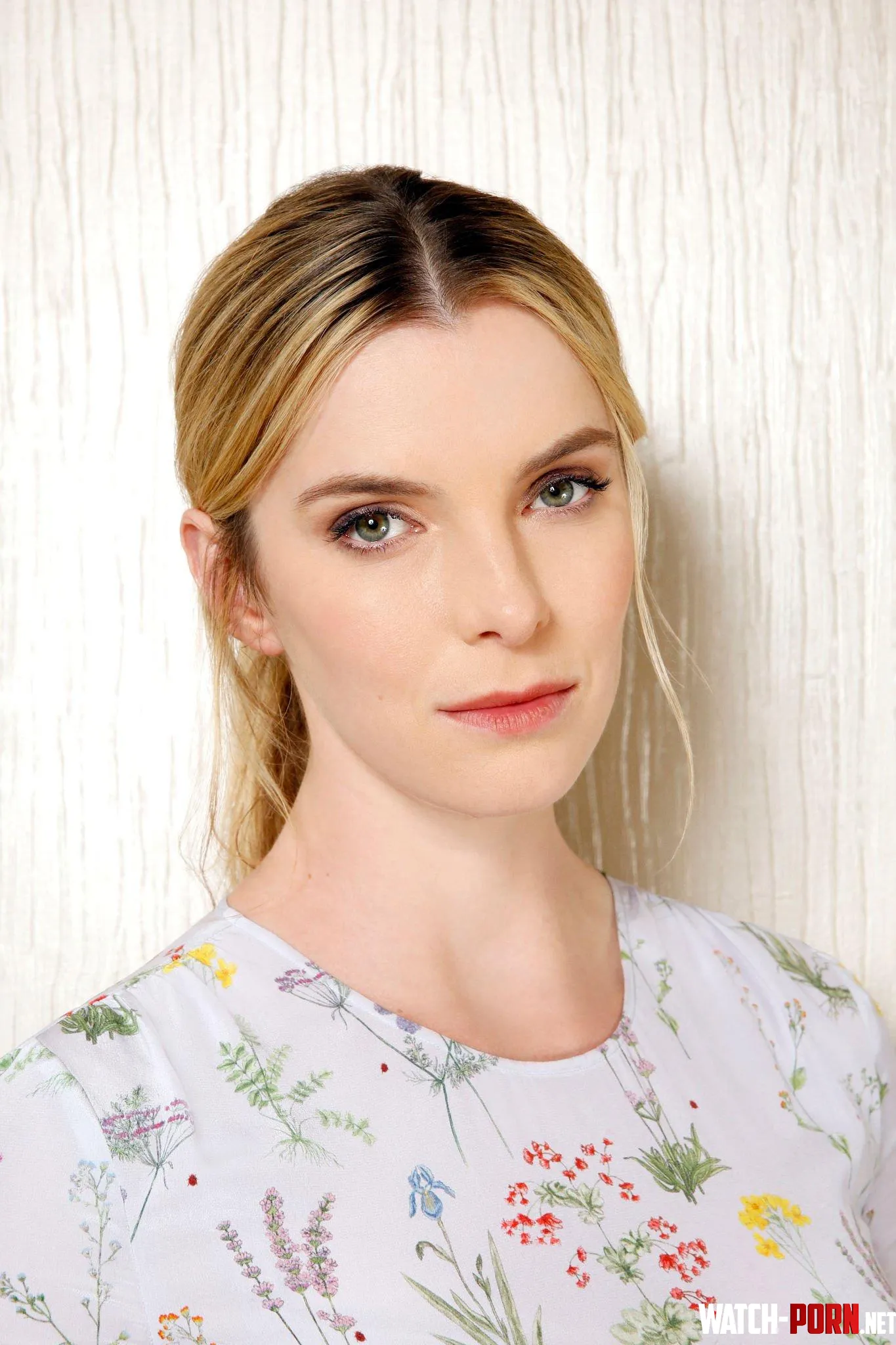 Betty Gilpin by summercloudsadness