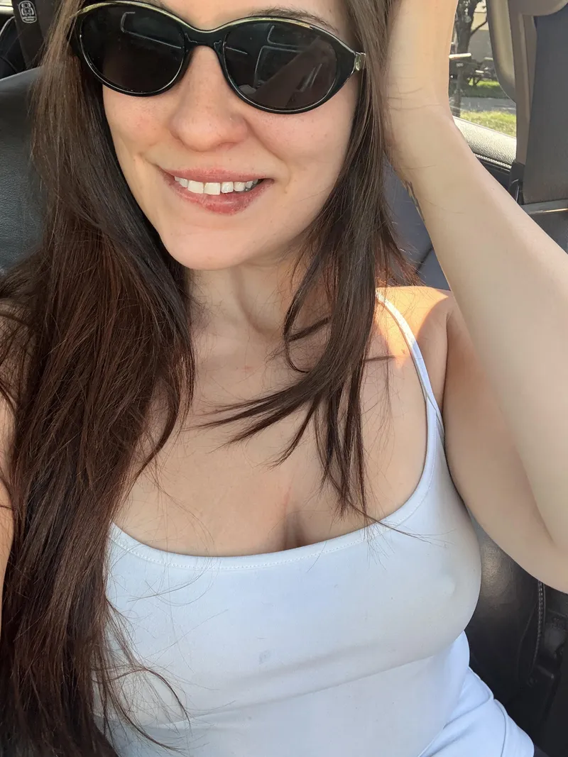 Thumbnail Leaving the bra at home makes monday errands more interesting