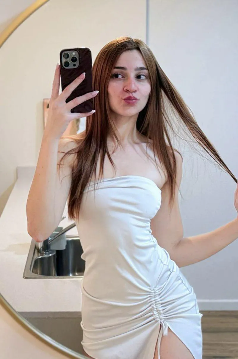 Thumbnail Cute pose with this dress