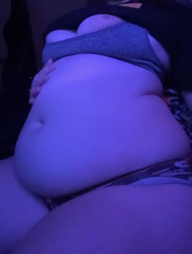 Thumbnail i’m so round in this photo :3