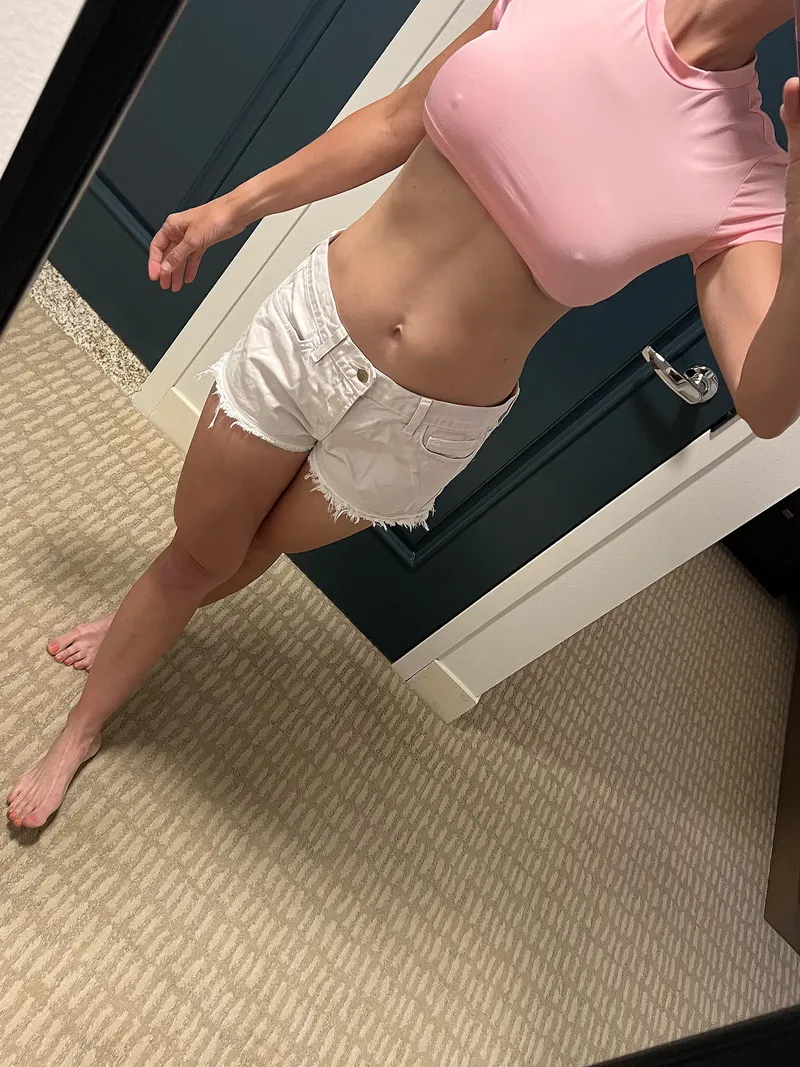 Thumbnail Can moms still wear croptops out to lunch?