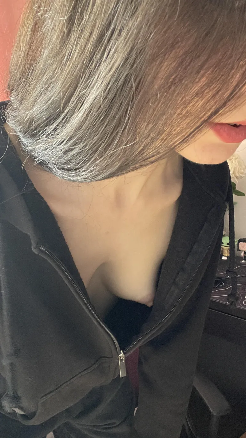 Thumbnail Your regular downblouse delivery