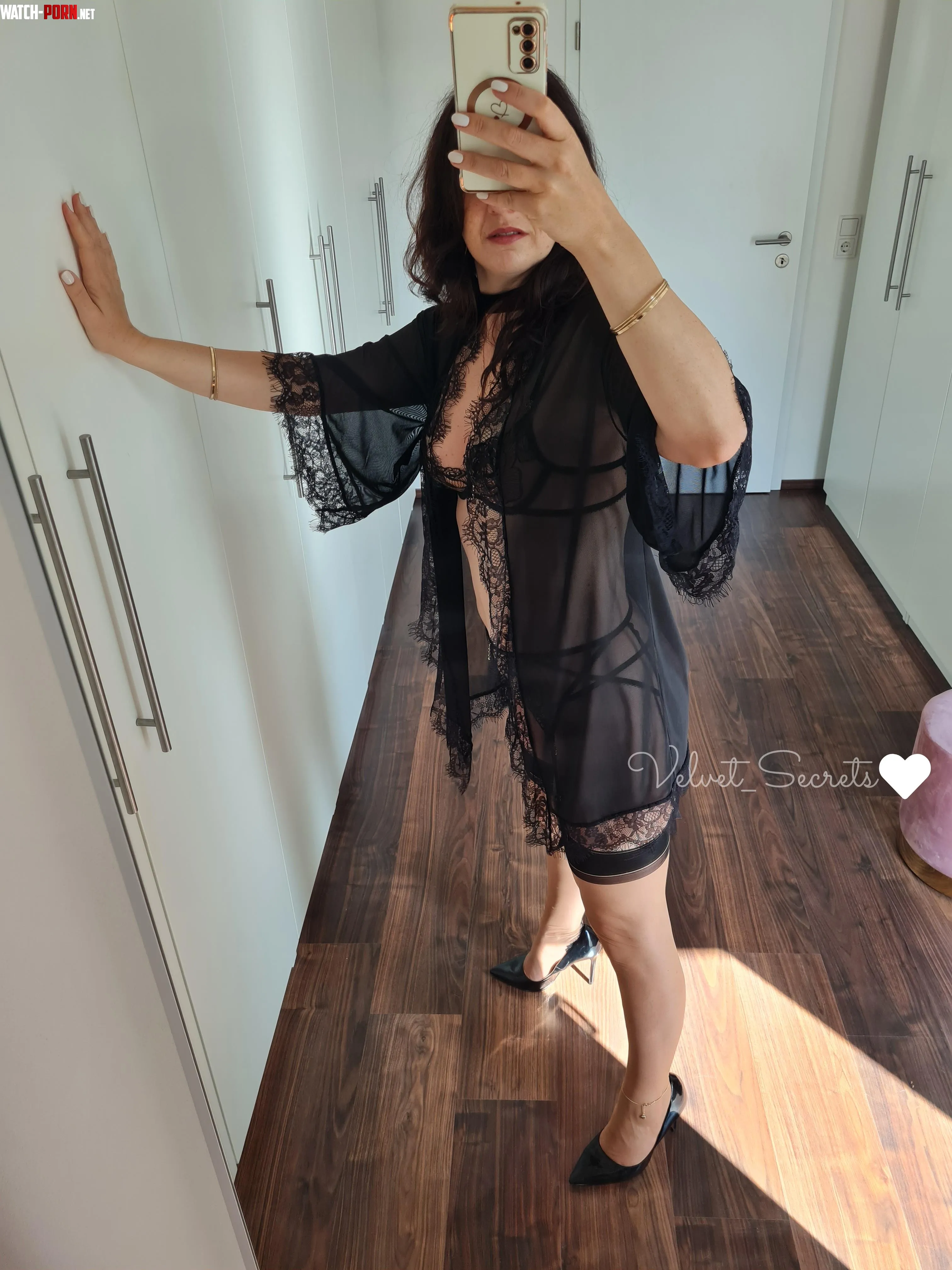 Mirror view by _Velvet_Secrets