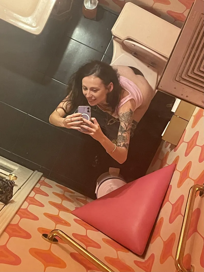 Thumbnail How’s this for a mirror selfie🤣