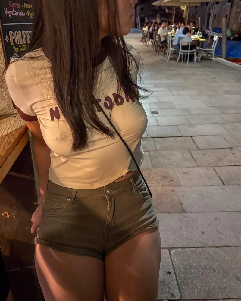 Thumbnail I'm sure nobody noticed me during our date