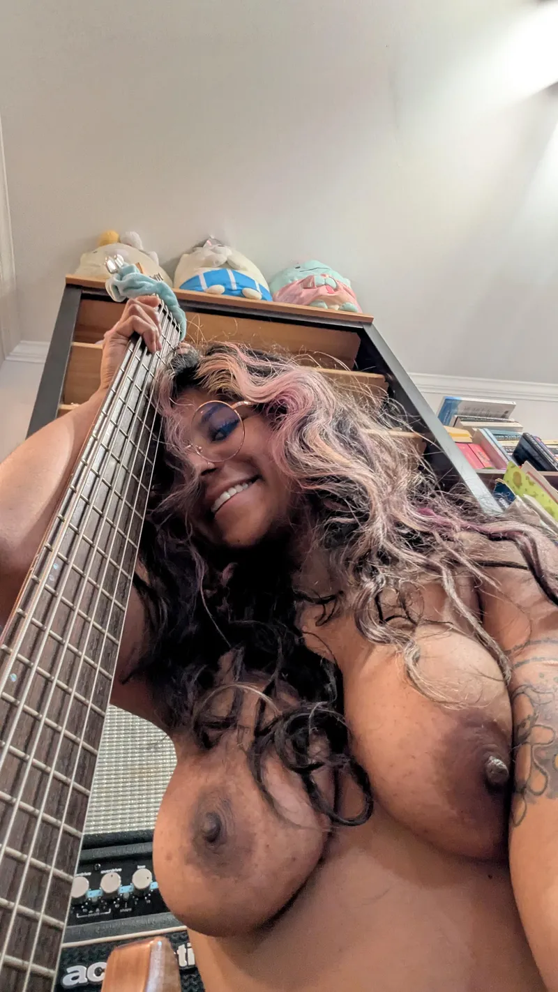 Thumbnail hi from ur favorite big tiddy metal bassist