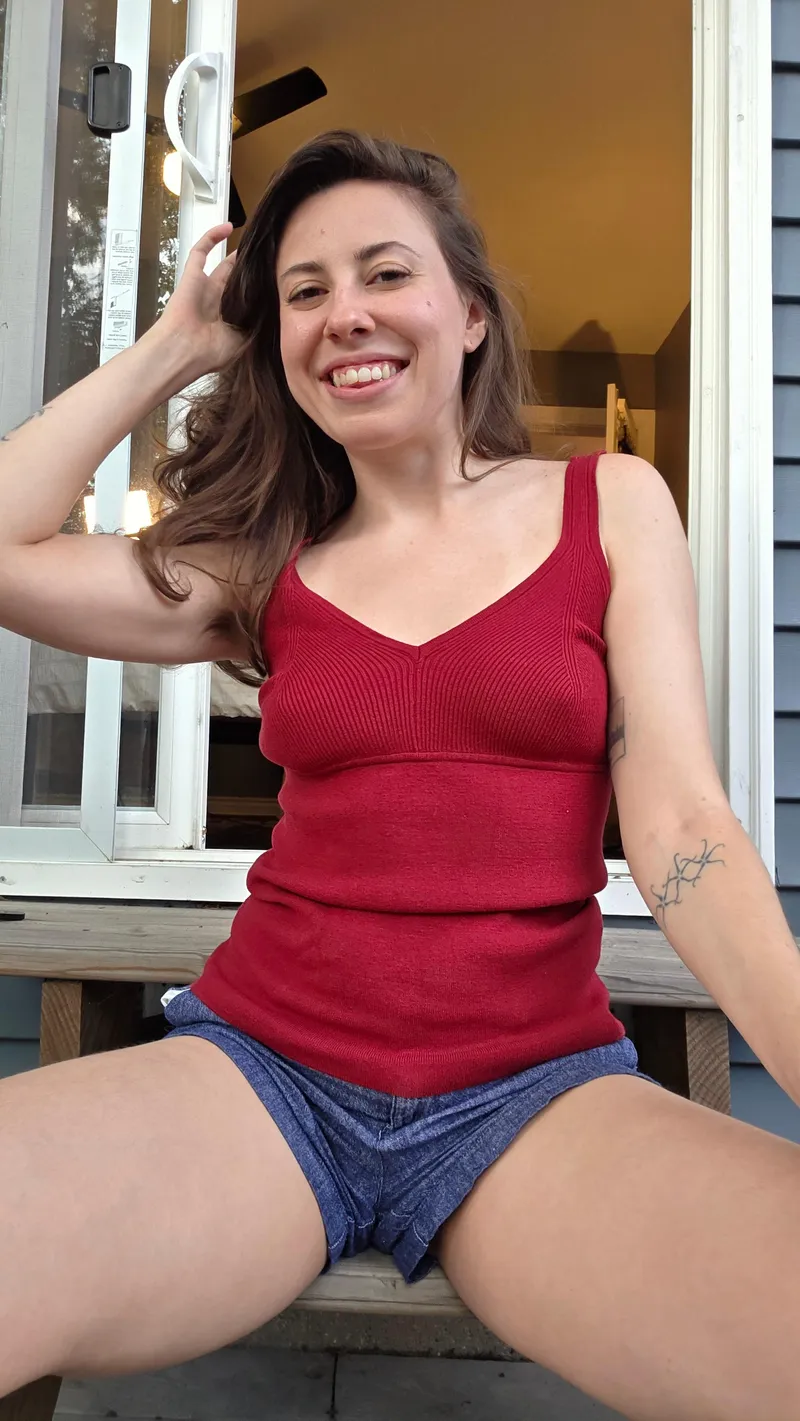 Thumbnail Love when you can see how a woman's tits naturally hang on her body