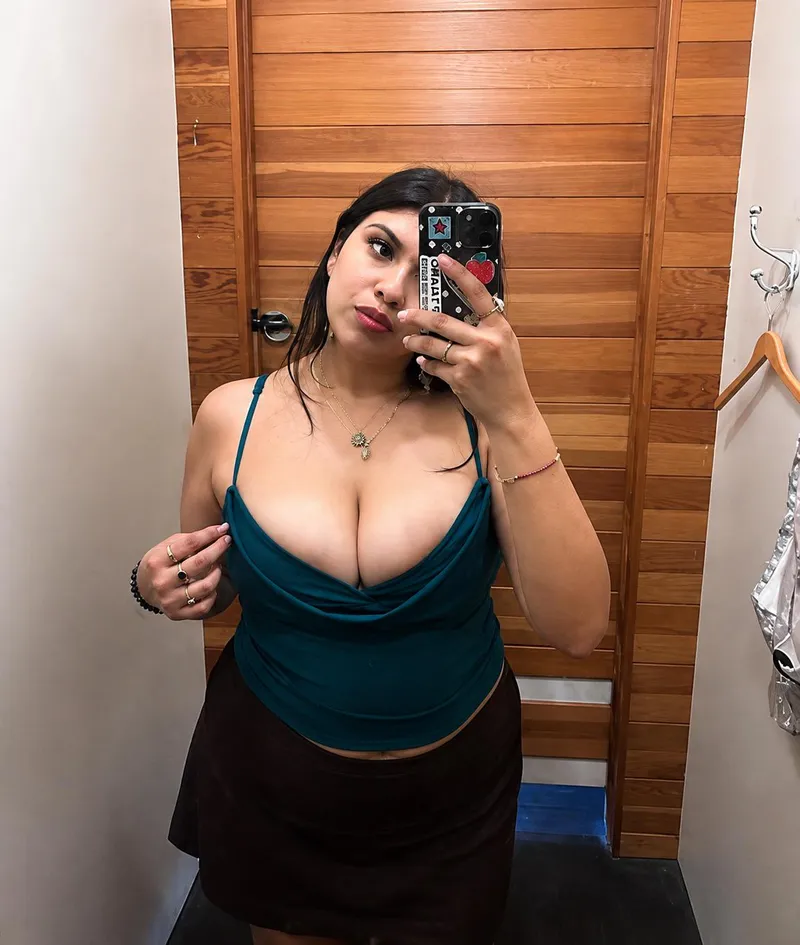 Thumbnail Can someone help me pick out an outfit