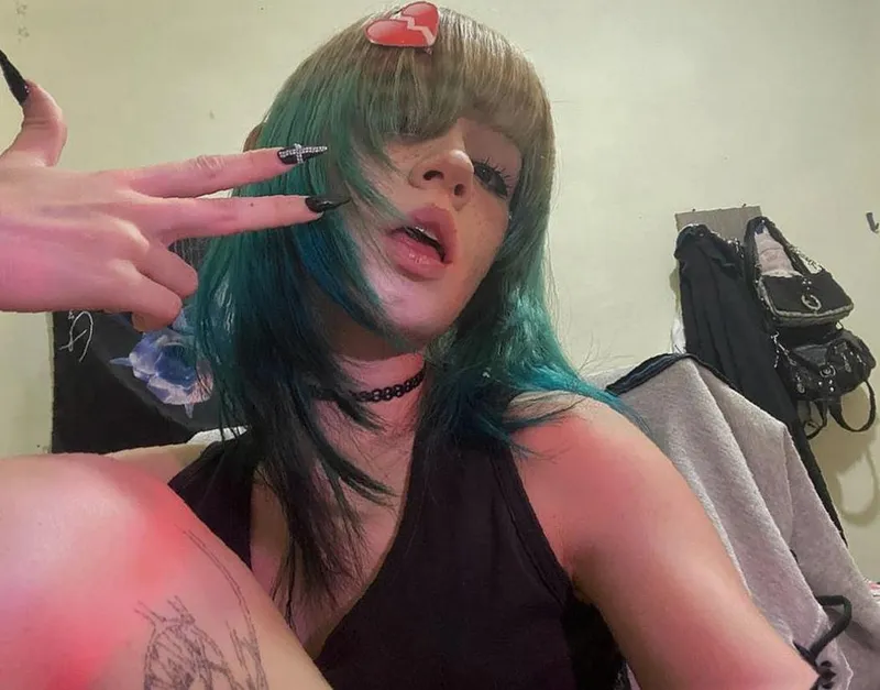Thumbnail boyish look with short teal