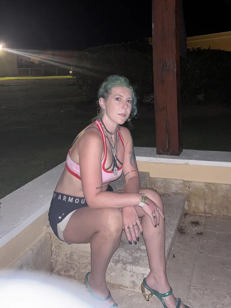 Thumbnail On vaca crop top