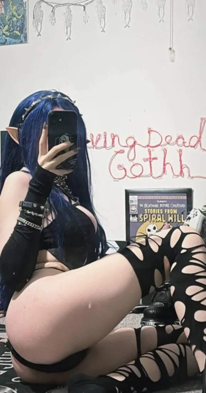Thumbnail Can I be your hot goth gf?