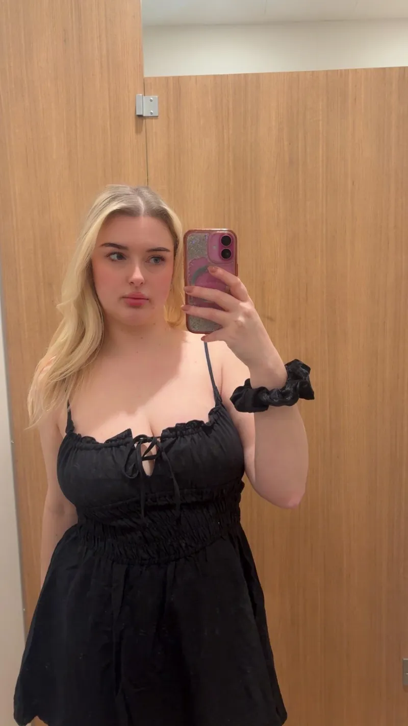 Thumbnail Should I buy this dress