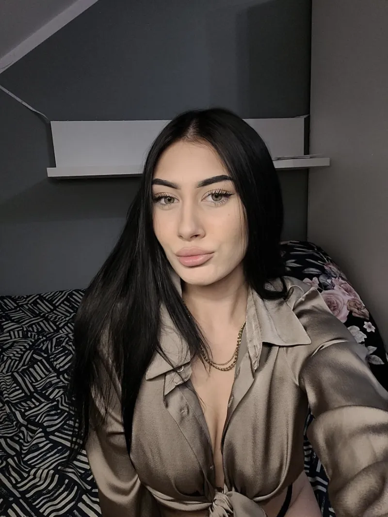 Thumbnail Ska jag visa mer av mina tuttar eller min rumpa? 😩
