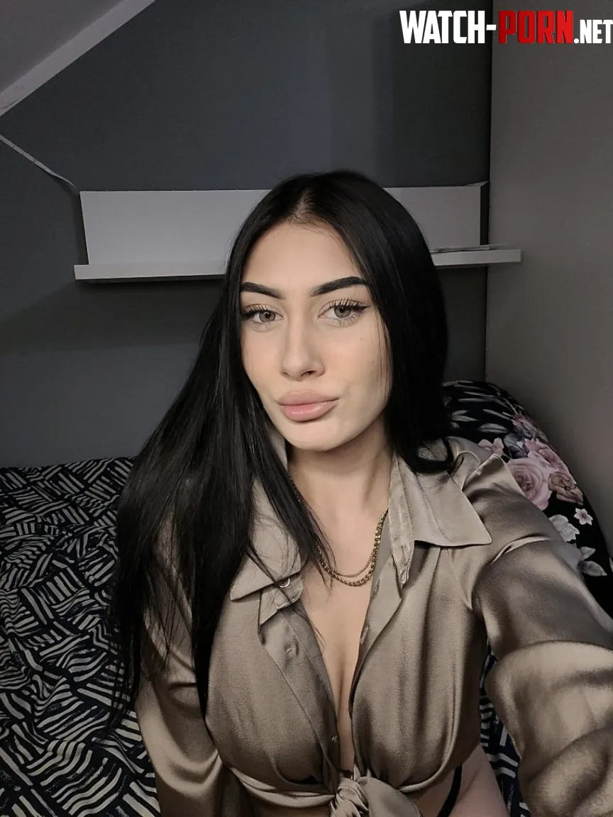 Ska jag visa mer av mina tuttar eller min rumpa? 😩 by BusigaLisaa